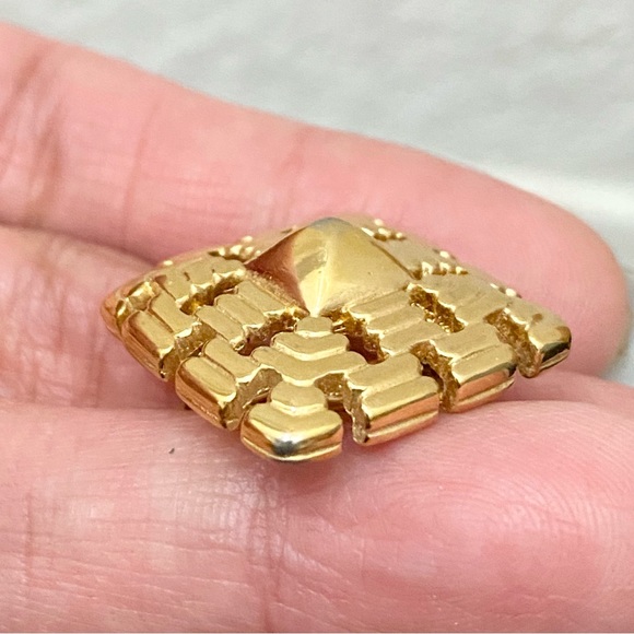 Vintage 70’s MONET Gold-tone Geometric Square Weave Clip Earrings - Picture 13 of 14